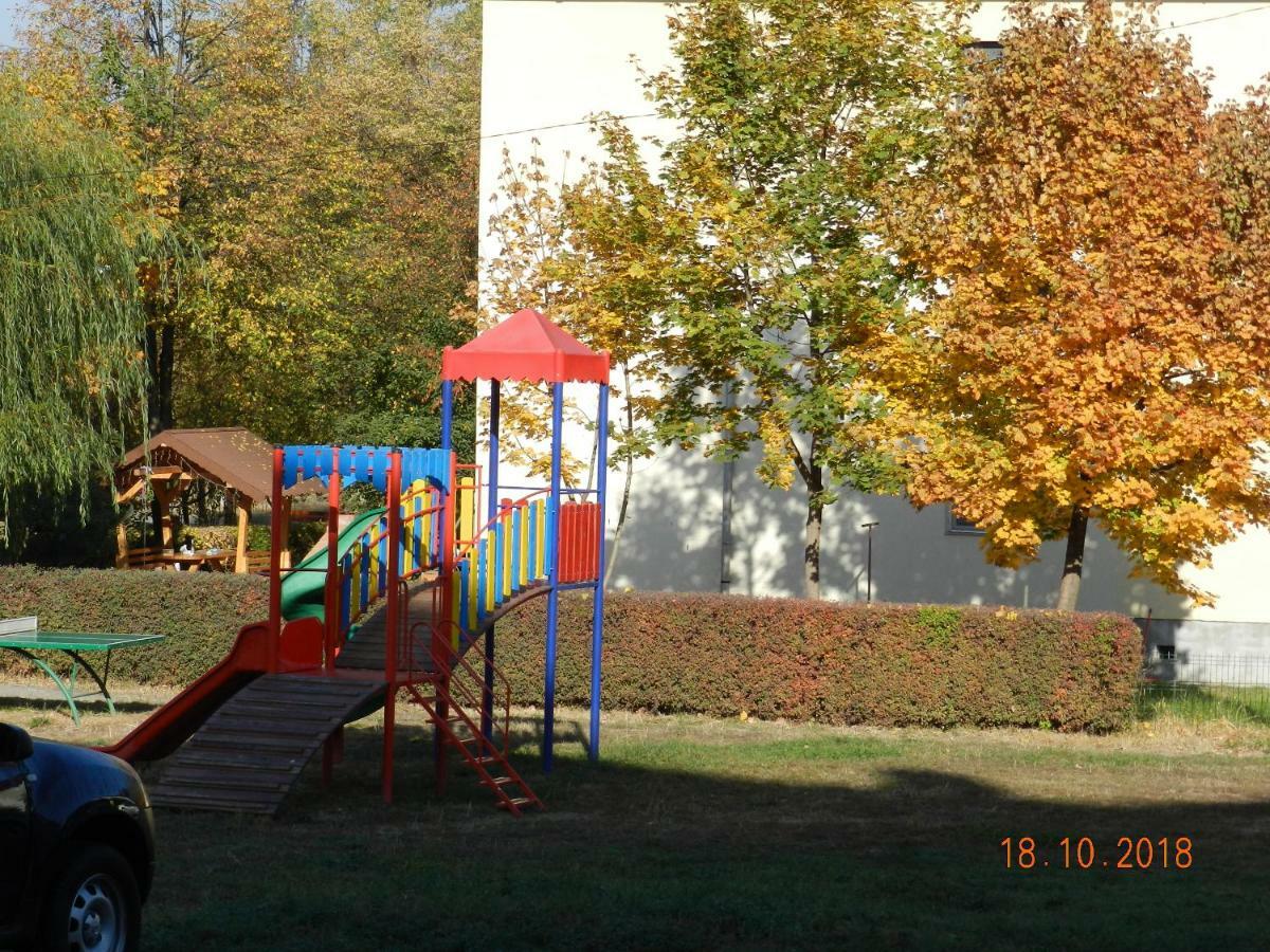 Apartament Cristina Cu Doua Dormitoare & Balcon & Parcare Proprie Onesti Luaran gambar